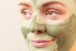 Argilla verde: che cos&rsquo;&egrave;, benefici, a cosa servono gli impacchi, ricette cosmetiche, controindicazioni