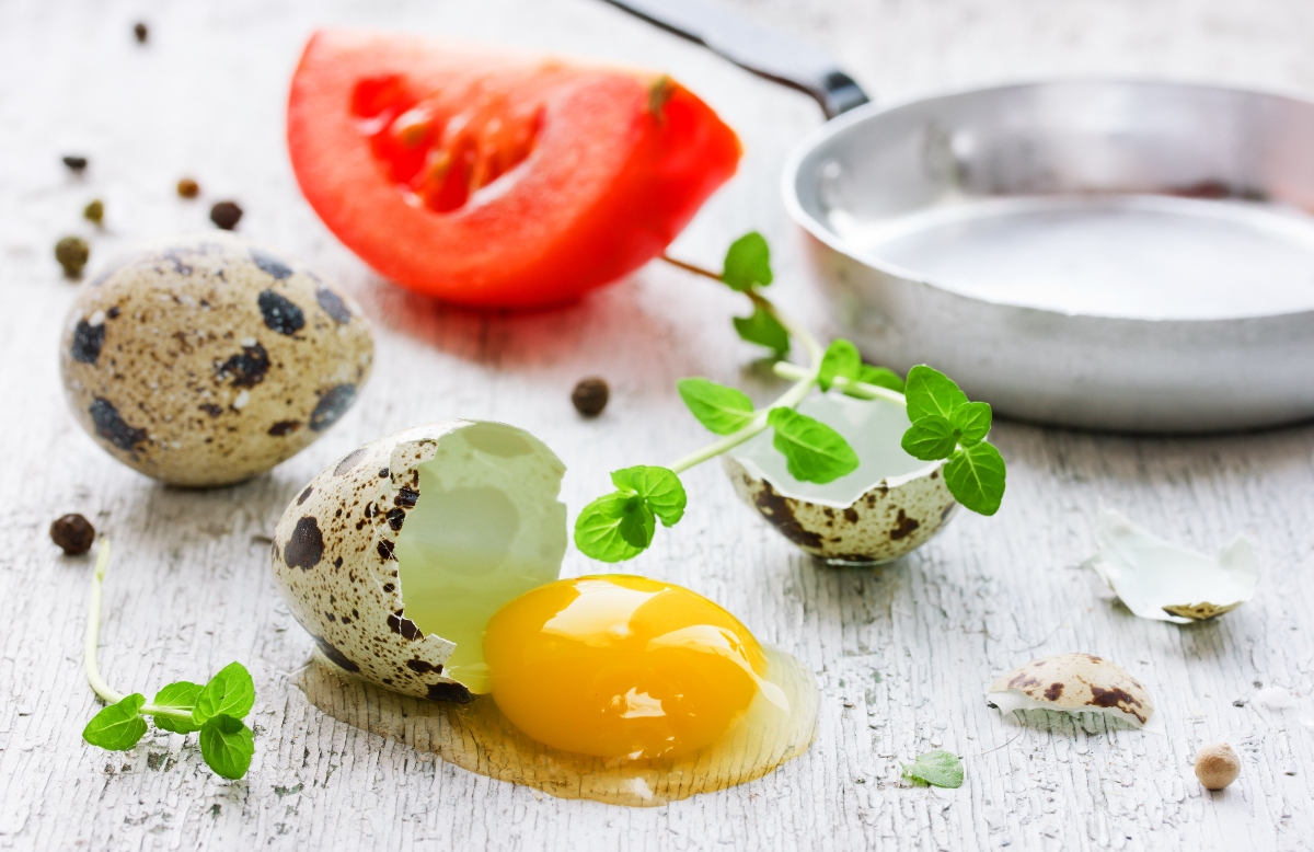 Uova di quaglia: proprietà, benefici e valori nutrizionali, come cuocerle cucinarle e sgusciarle, idee ricette, controindicazioni 4 come sgusciare le uova di quaglia senza romperle