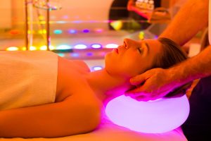 Cromoterapia: che cos&rsquo;&egrave;, come funziona, significato dei colori, benefici e controindicazioni