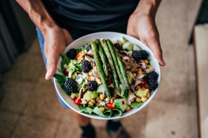 Dieta paleo: che cos&rsquo;&egrave;, come funziona, schema, alimenti concessi e vietati, esempio di men&ugrave;, pro e contro