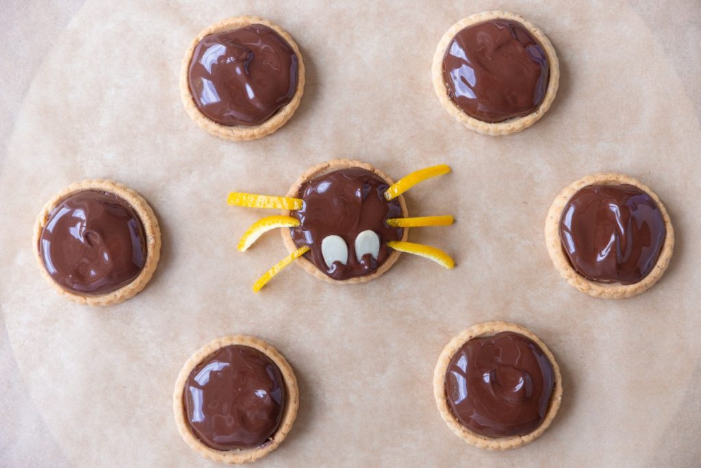 Dolcetti di Halloween, scopri come preparare i golosi ragnetti 4 dolcetti-di-halloween-step-3