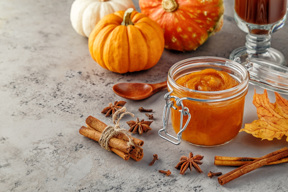 Ricette con la zucca: le migliori idee sane e gustose 20 vasetto di vetro con marmellata di zucca, tre zucche e bastoncini di cannella