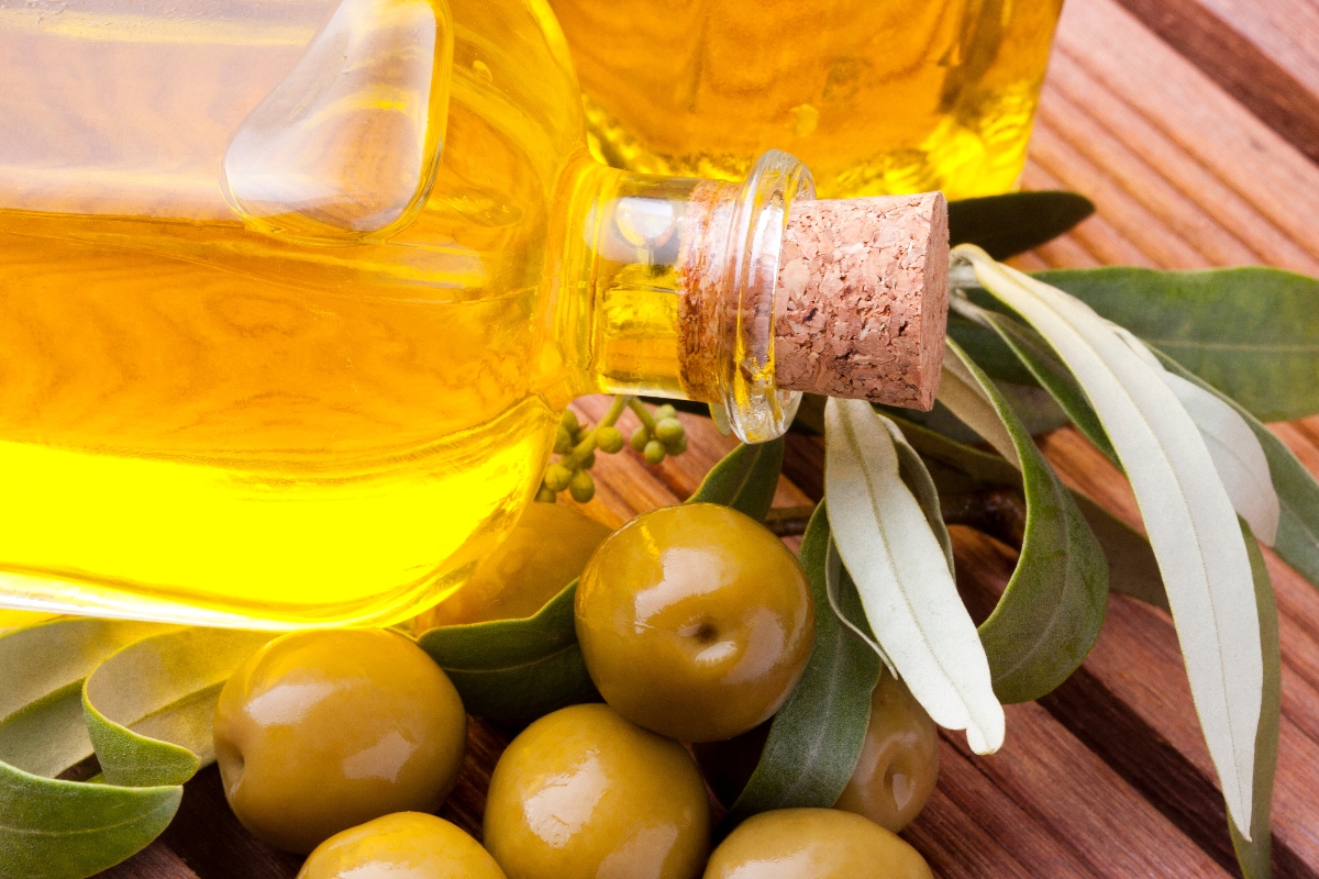 Olio di colza: che cos'è, cosa contiene, usi alimentari, benefici e proprietà, fa male o bene alla salute? 12 Olio extra vergine d'oliva e olio di colza: qual'è la migliore