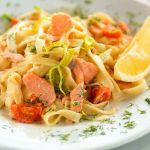 Tagliatelle al salmone: la ricetta senza panna 1 ricetta tagliatelle al salmone