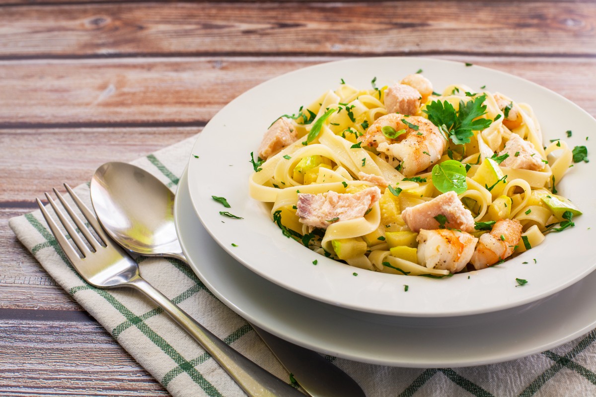Tagliatelle al salmone: la ricetta senza panna 4 tagliatelle al salmone affumicato