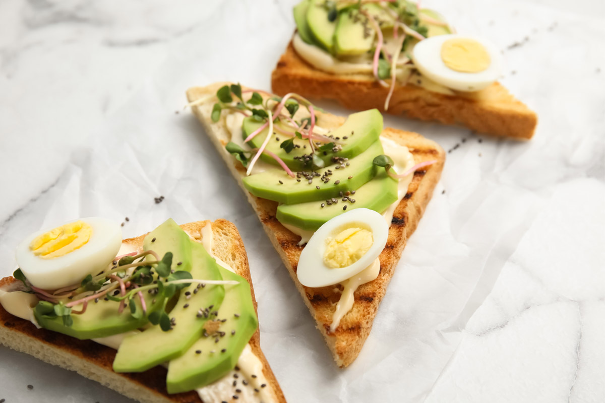 Uova di quaglia: proprietà, benefici e valori nutrizionali, come cuocerle cucinarle e sgusciarle, idee ricette, controindicazioni 7 tartine con uova di quaglia e avocado