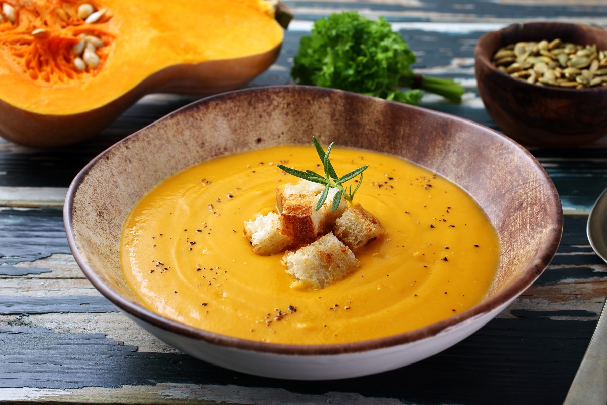 Ricette con la zucca: le migliori idee sane e gustose 1 scodella con la vellutata di zucca, zucca aperta intorno