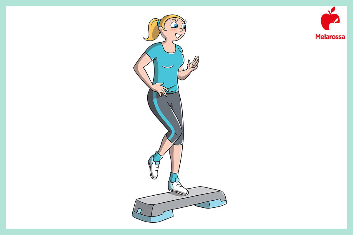 L'allenamento con lo step: benefici dello step, i migliori esercizi per tonificarti, guida all'acquisto 3 Grafica che mostra l’allenamento con lo step con esercizio base di salita e discesa: la donna indossa abbigliamento sportivo e sale sullo step mantenendo un ritmo costante, utile per resistenza e coordinazione.