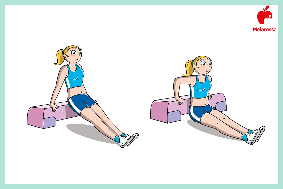 L'allenamento con lo step: benefici dello step, i migliori esercizi per tonificarti, guida all'acquisto 6 Grafica che mostra l’allenamento con lo step con piegamenti per i tricipiti: la donna è seduta davanti allo step, con le mani appoggiate dietro di sé e le gambe distese in avanti, mentre piega e distende le braccia per lavorare sui muscoli delle braccia.