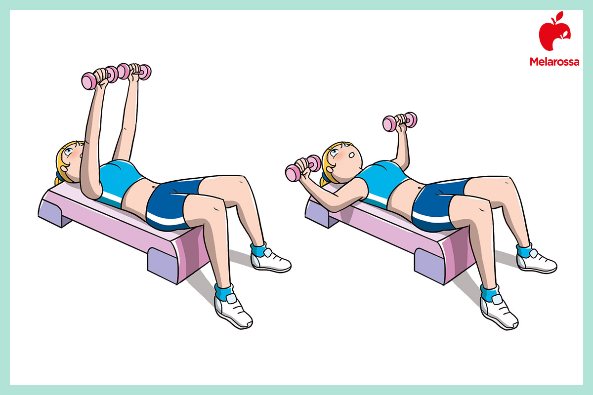L'allenamento con lo step: benefici dello step, i migliori esercizi per tonificarti, guida all'acquisto 5 Grafica che mostra l’allenamento con lo step con spinte con manubri: la donna è sdraiata su una panca, tiene due manubri e li porta dal petto verso l’alto, eseguendo un movimento di spinta che rinforza petto e braccia.