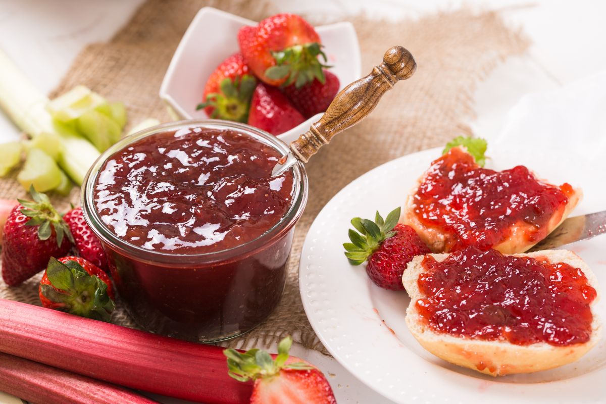 Composta di frutta, la conserva casalinga con basso contenuto di zucchero 6 Composta di frutta con fragole