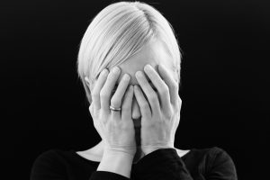 Emicrania con aura: che cos&rsquo;&egrave;, sintomi, cause, diagnosi, cure e prevenzione