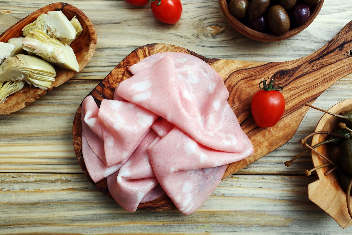 Mortadella Bologna IGP: perché scegliere la regina rosa dei salumi 2 mortadella, regina rosa dei salumi