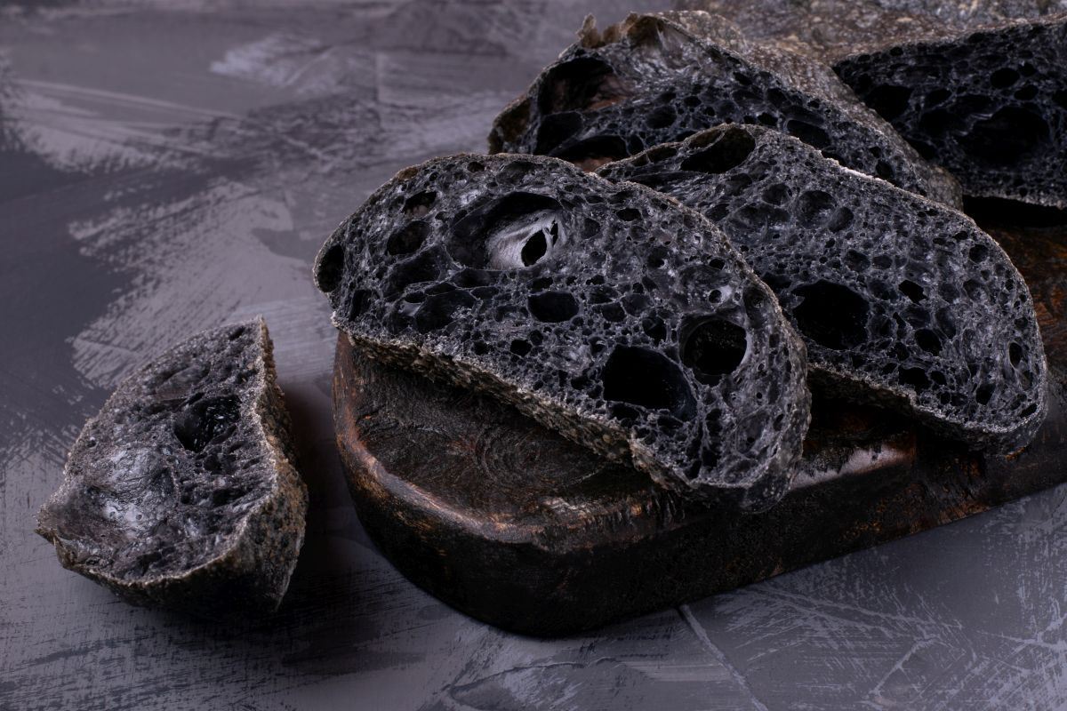 Pane al carbone, la ricetta del pane che aiuta la digestione 2 Ricetta pane al carbone