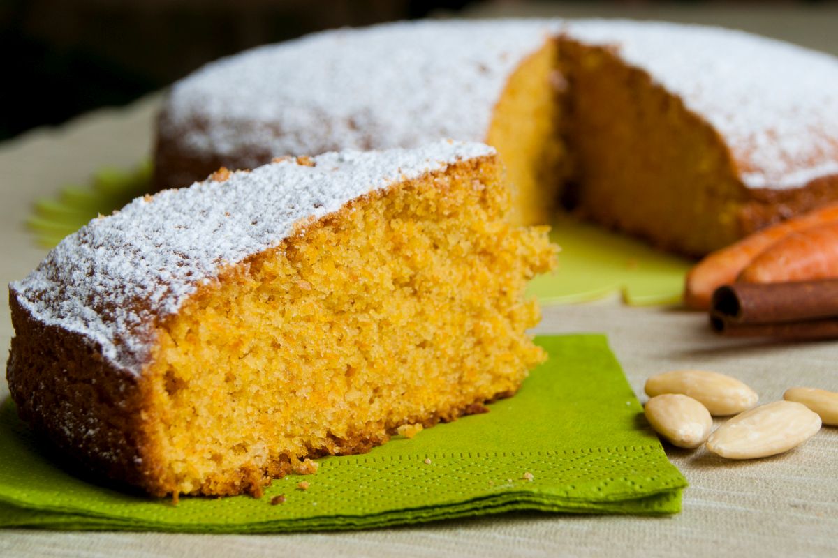 Torta di carote e mandorle, un dolce sano e goloso per la tua colazione 2 ricetta torta di mandorle e carote leggera