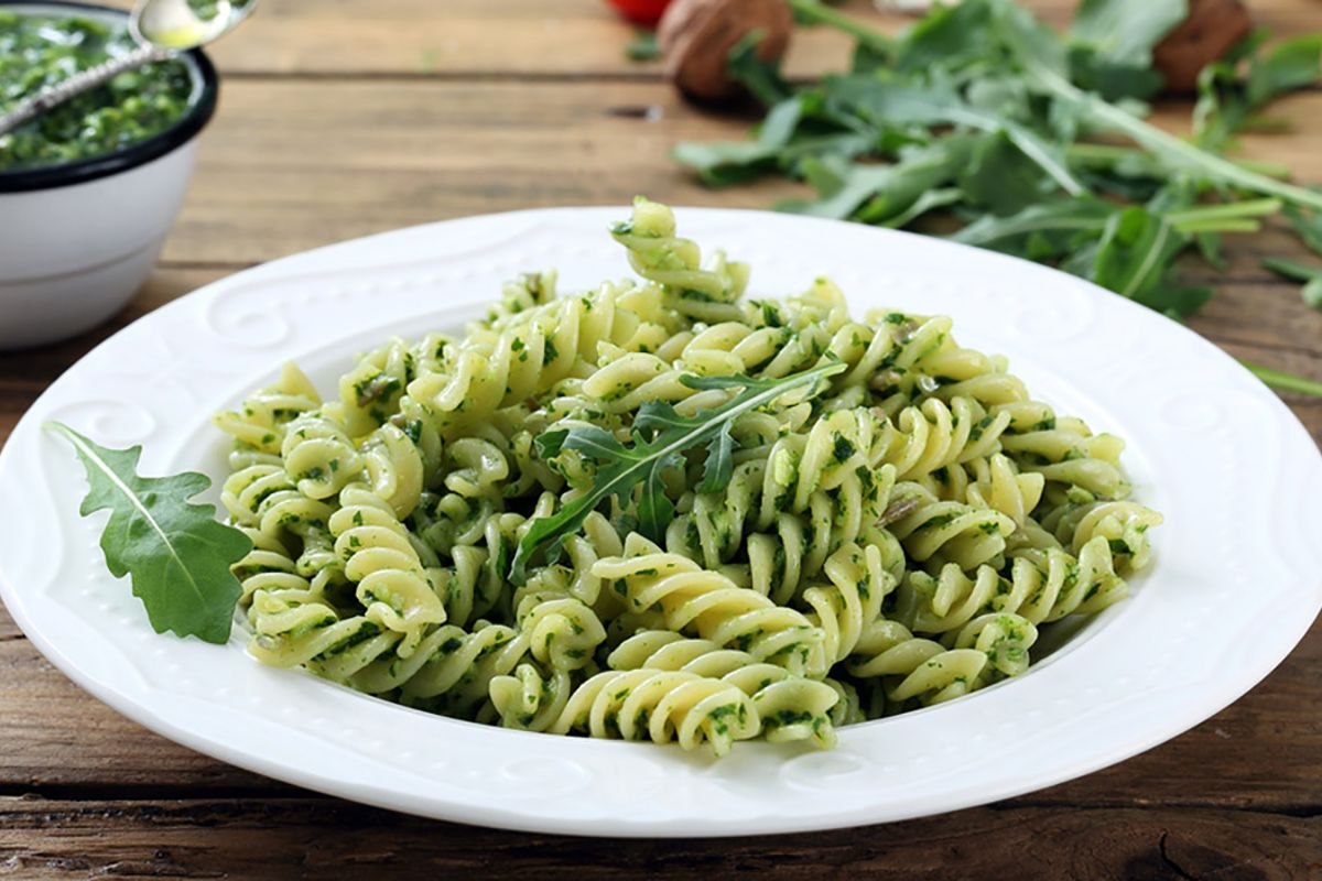 Piatti unici: le ricette veloci, vegetariane, estive e invernali 7 un piatto di Fusilli con pesto di rucola e yogurt