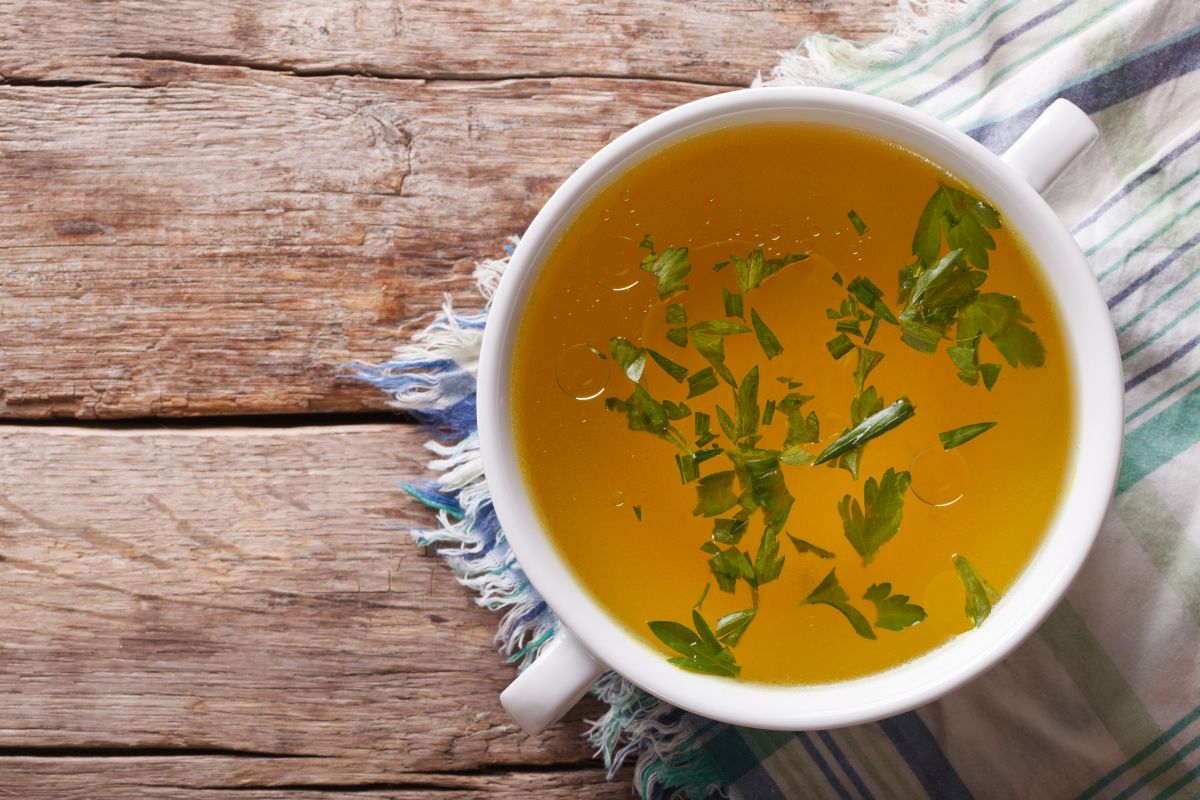 Minestre e zuppe: ricette da gustare quando fa freddo e non solo 22 zuppiera con brodo di carne e prezzemolo su base di legno