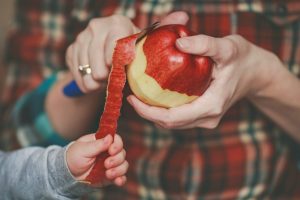 Si pu&ograve; mangiare la buccia  di mela: propriet&agrave;, benefici e usi