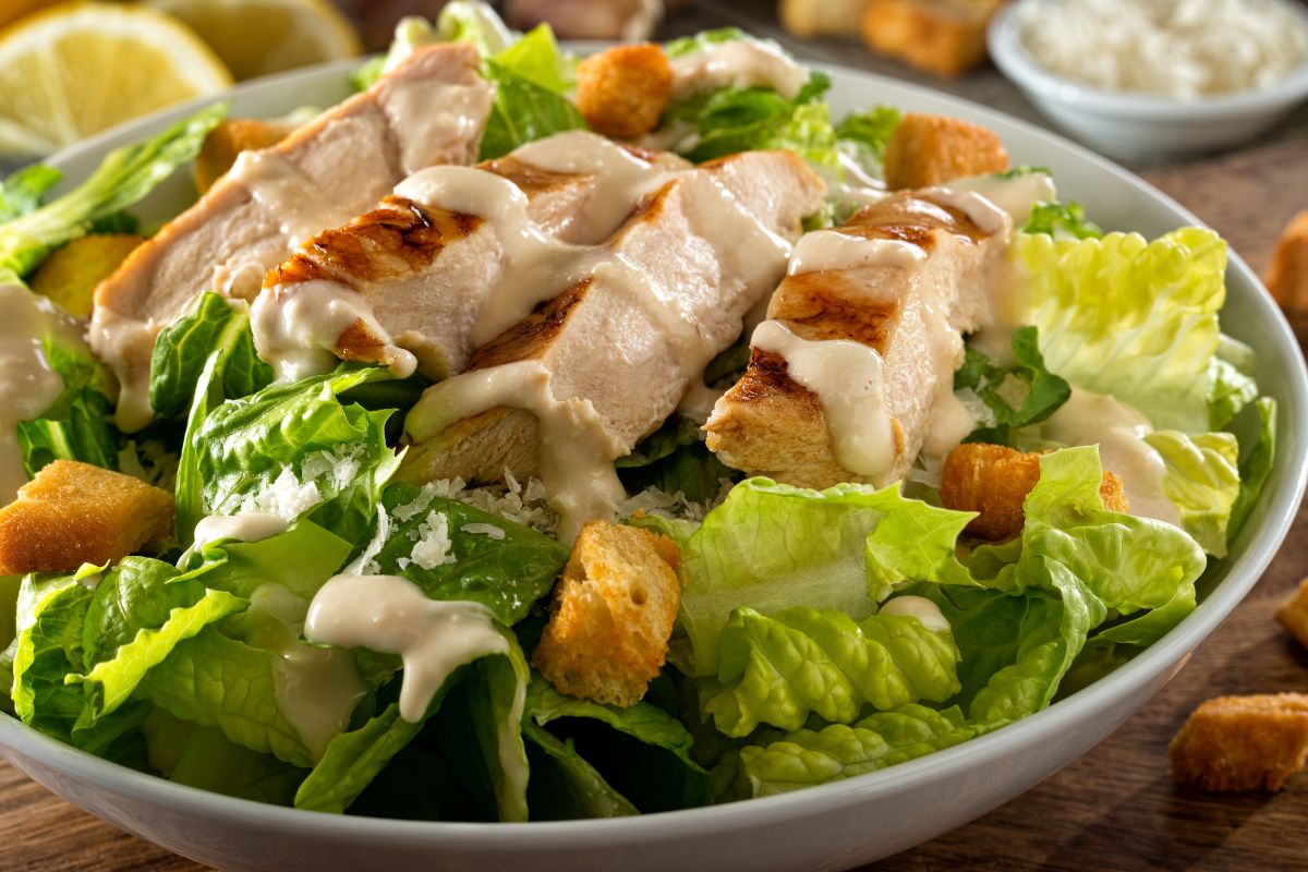 Piatti unici: le ricette veloci, vegetariane, estive e invernali 5 Un piatto di caesar salad