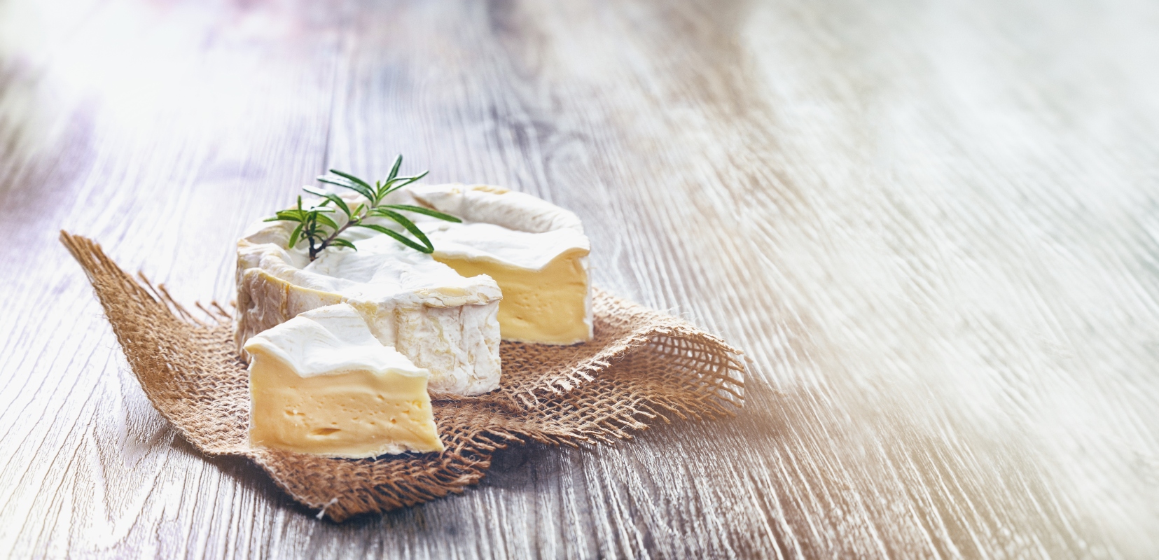 Formaggi senza lattosio: quali sono ed elenco per gli intolleranti 4 Una piccola forma di formaggio senza lattosio