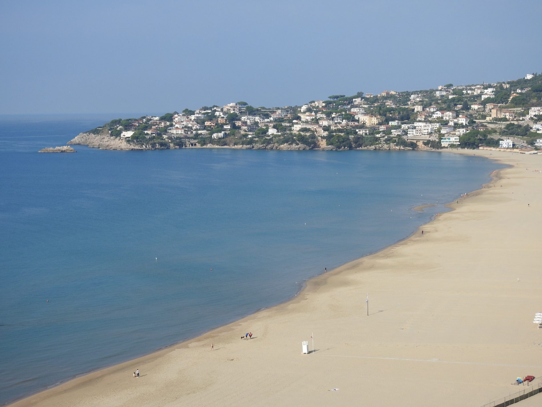 Alla scoperta delle Cento e Una Meraviglie di Gaeta 1 la spiaggia di serapo vista dal monte orlando