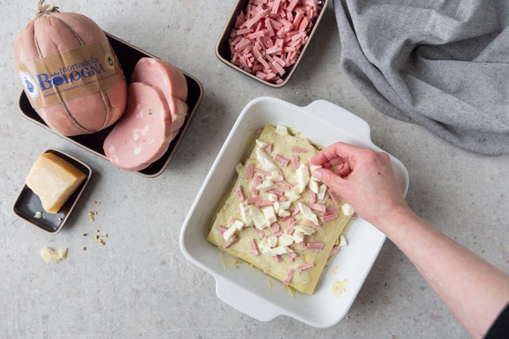Lasagne pistacchio e Mortadella Bologna IGP, un classico ancora più goloso 8 lasagne-pistacchi-mortadella-step6