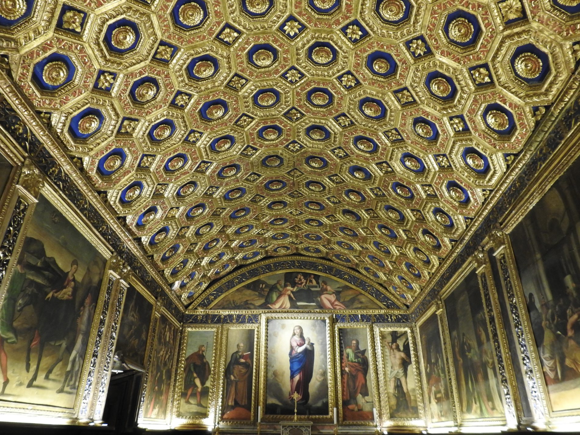 Alla scoperta delle Cento e Una Meraviglie di Gaeta 4 linterno della cappella doro 1