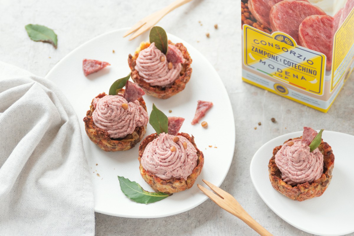 Cotechino Modena IGP: caratteristiche, proprietà nutrizionali, come cuocerlo, ricette e differenze con lo Zampone Modena IGP 8 nidi di patate con cotechino e lenticchie