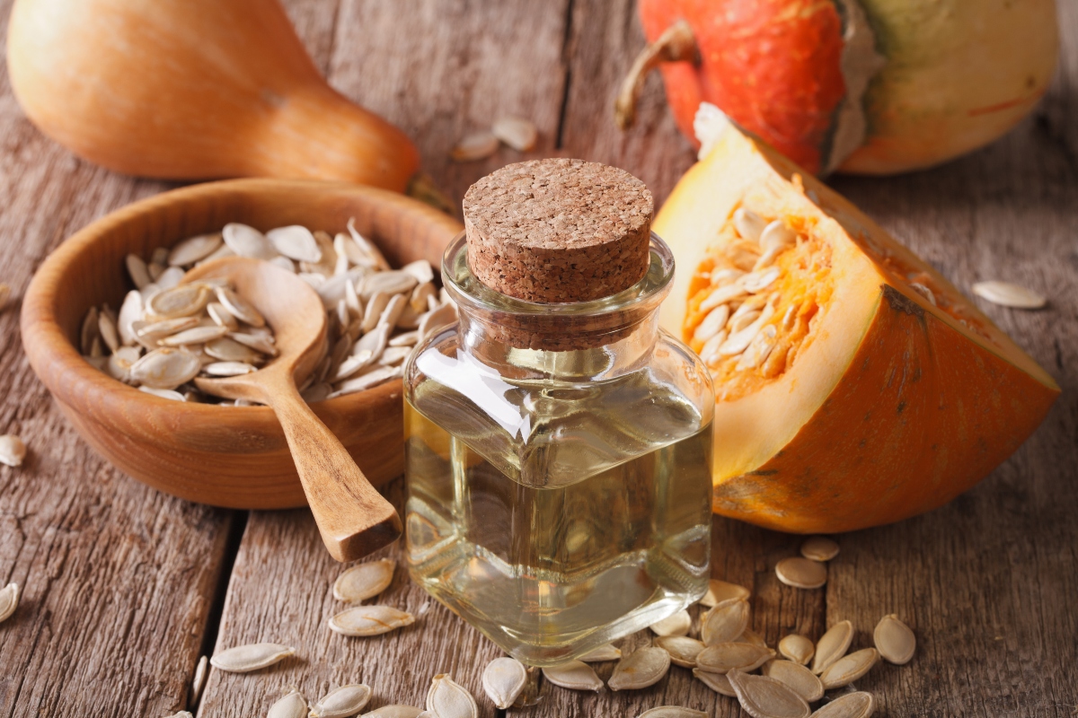Olio di semi di zucca: che cos'è, proprietà, benefici, usi cosmetici e alimentari 1 olio di semi di zucca: tutti benefici