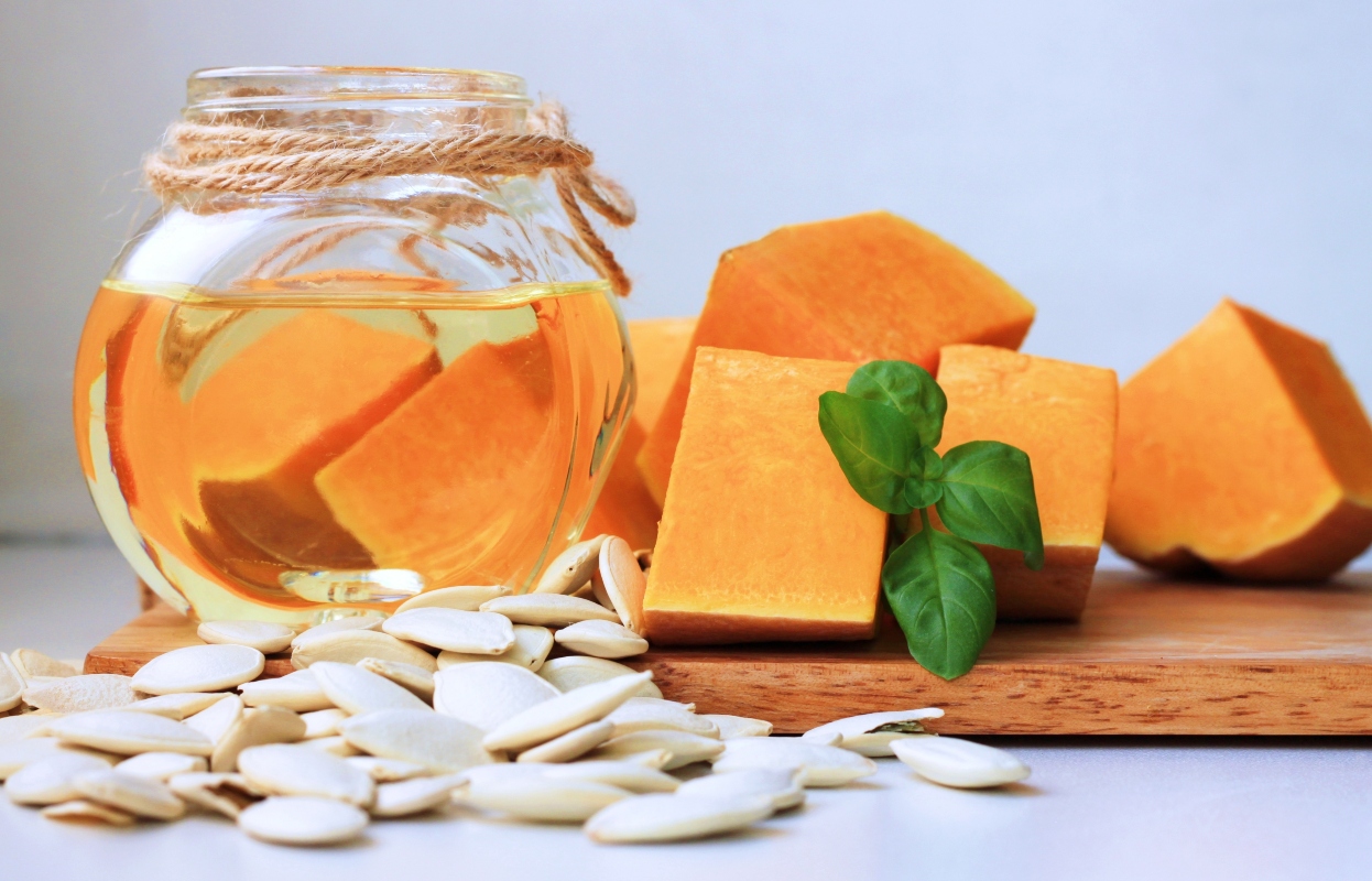 Olio di semi di zucca: che cos'è, proprietà, benefici, usi cosmetici e alimentari 4 olio di semi di zucca: la ricetta per farlo in casa