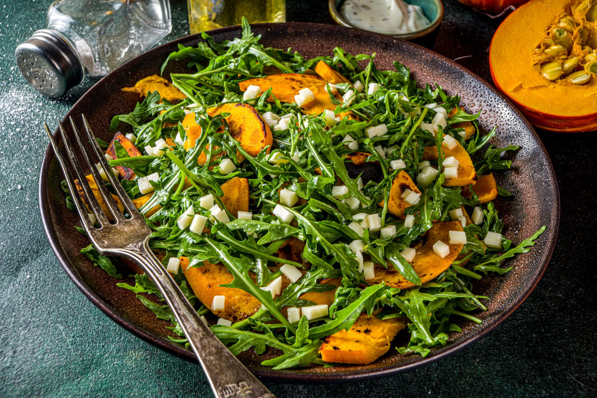 Olio di semi di zucca: che cos'è, proprietà, benefici, usi cosmetici e alimentari 2 olio di semi di zucca: usi in cucina