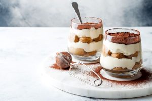 Tiramis&ugrave; senza uova e mascarpone, la versione pi&ugrave; leggera del dolce classico