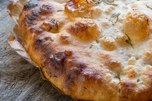 Focaccia con lievito madre: la ricetta per farla morbida