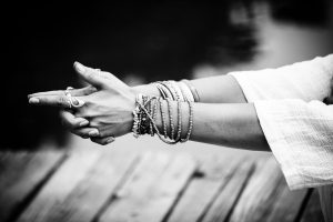 Kundalini yoga: che cos&rsquo;&egrave;, come si pratica, benefici, posizioni, filosofia