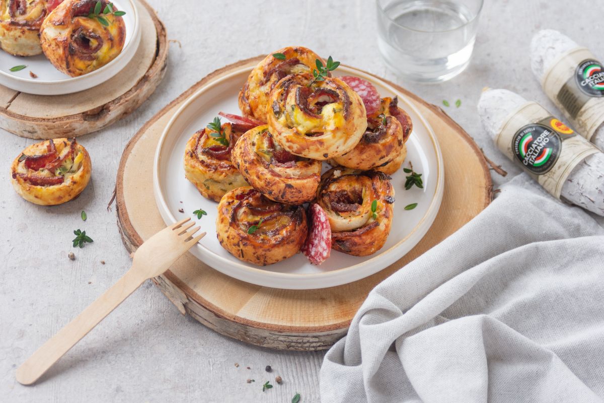 Salame Cacciatore Italiano: cos’è, proprietà nutrizionali, ricette e abbinamenti 8 rustici con ricotta e salame cacciatore
