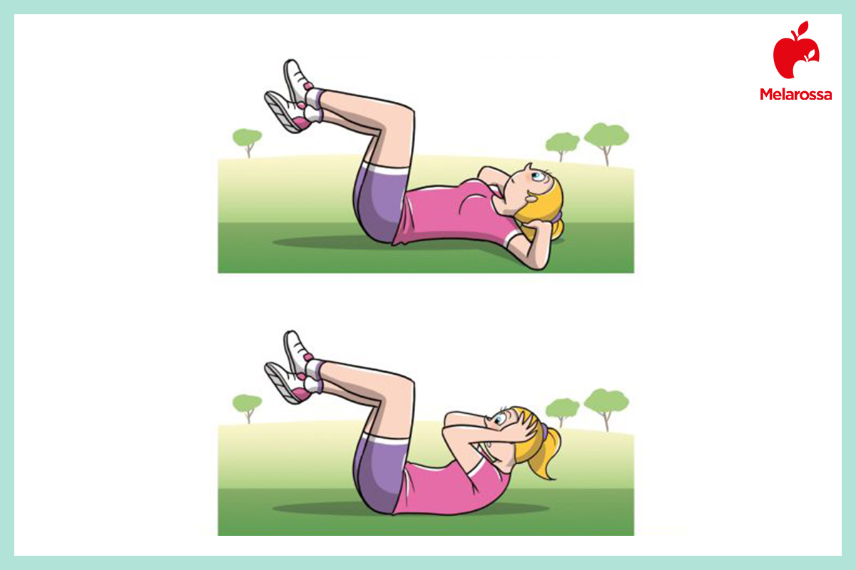 Allenamento funzionale: che cos'è, benefici, scheda di allenamento e esempi di esercizi di functional training 4 Grafica allenamento funzionale con donna che esegue crunch a terra con gambe sollevate e mani dietro la testa.