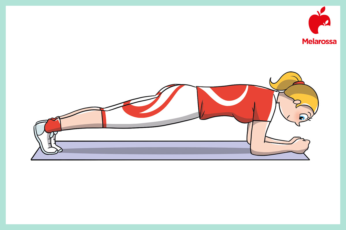 Allenamento funzionale: che cos'è, benefici, scheda di allenamento e esempi di esercizi di functional training 2 Grafica allenamento funzionale con donna che esegue il plank in appoggio sugli avambracci e punte dei piedi su tappetino.
