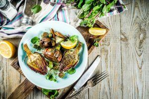 Carciofi alla romana: ricetta e video ricetta di un delizioso contorno sano