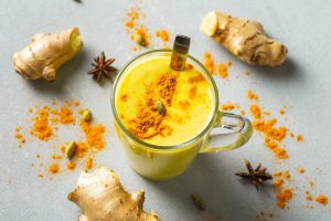 Latte d&rsquo;oro: perch&eacute; fa bene, ricetta  e video ricetta per preparare il golden milk a casa