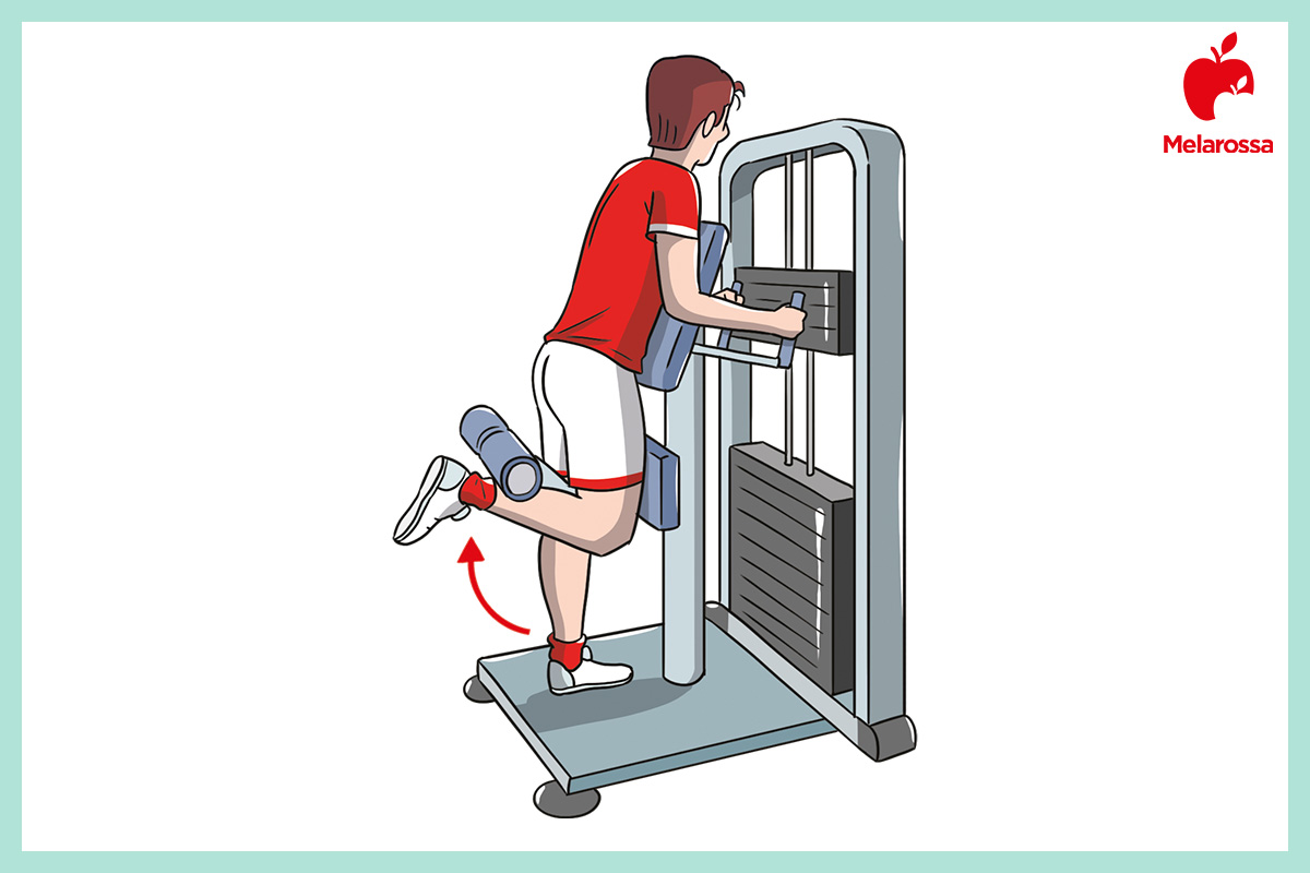 Leg curl: che cos'è, tecnica, varianti, benefici, muscoli coinvolti ed errori da evitare 5 leg curl in piedi
