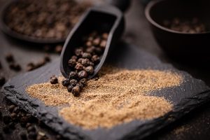 Pepe nero: cos&rsquo;&egrave;, propriet&agrave;, benefici, usi in cucina e usi interni