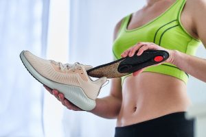 Piede piatto: che cos&rsquo;&egrave;, sintomi, cause, che esami fare, cure e prevenzione