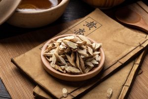 Astragalo: che cos&rsquo;&egrave;, propriet&agrave;, benefici, usi, controindicazioni