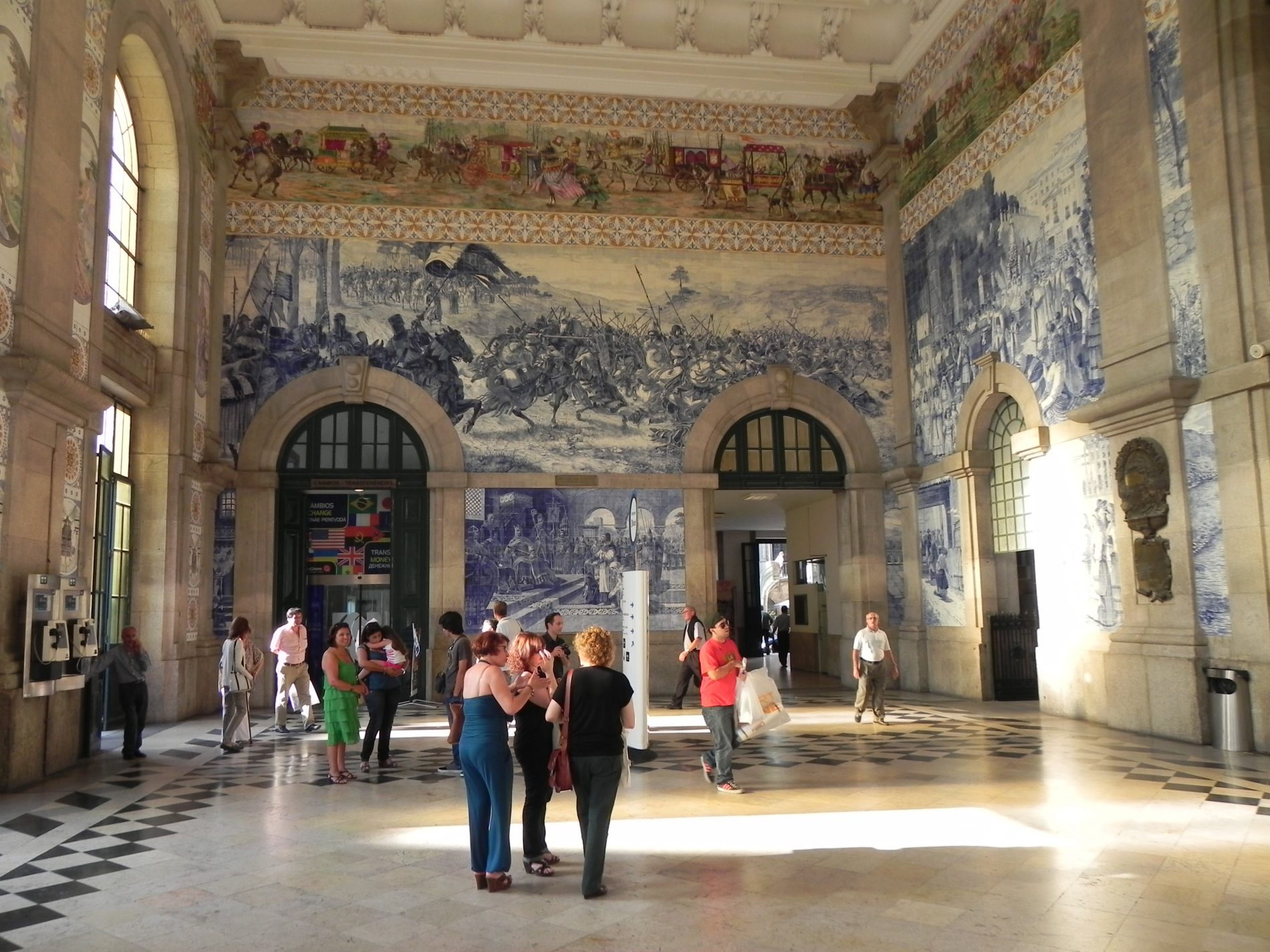 Alla scoperta di Oporto: capitale del vino e del calcio 4 gli azulejos della stazione ferroviaria 1