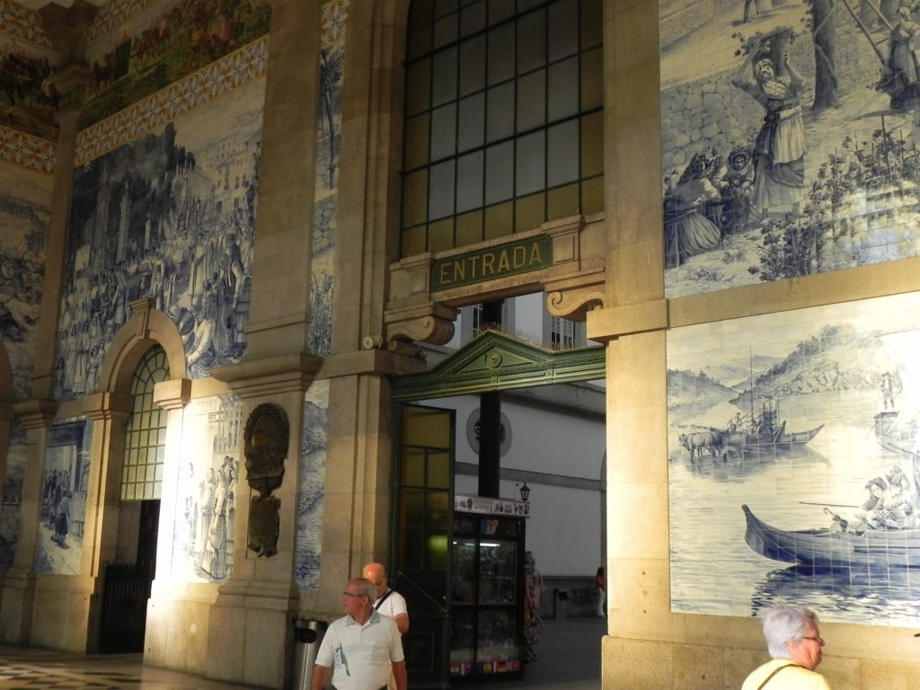 Alla scoperta di Oporto: capitale del vino e del calcio 6 gli azulejos della stazione ferroviaria 2