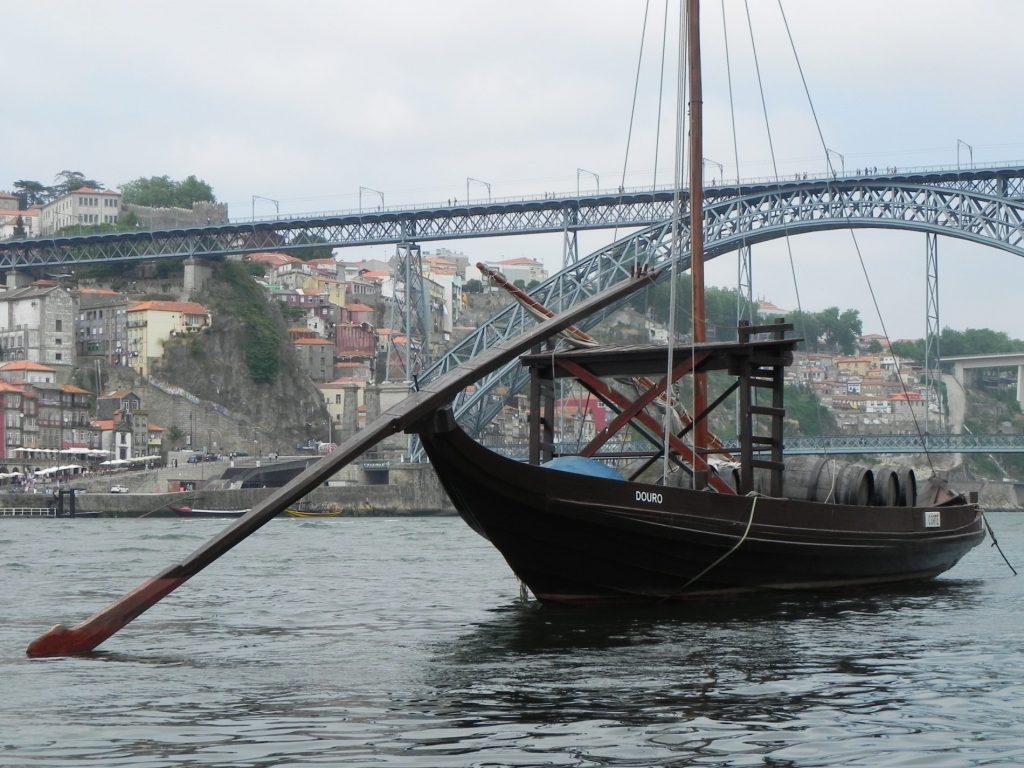 Alla scoperta di Oporto: capitale del vino e del calcio 12 il porto fluviale e il ponte Dom Luis I 3