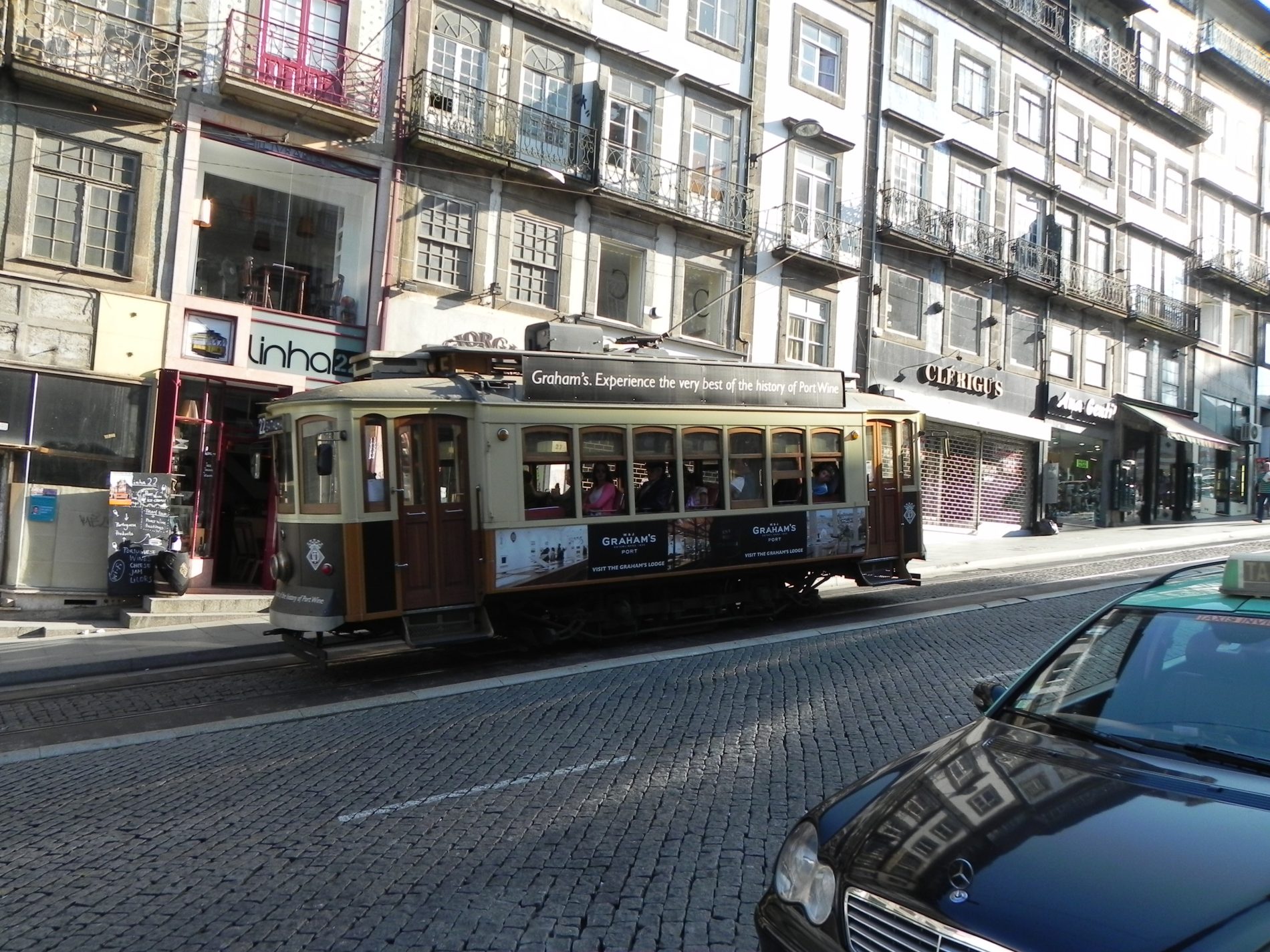 Alla scoperta di Oporto: capitale del vino e del calcio 2 uno dei tram del centro storico