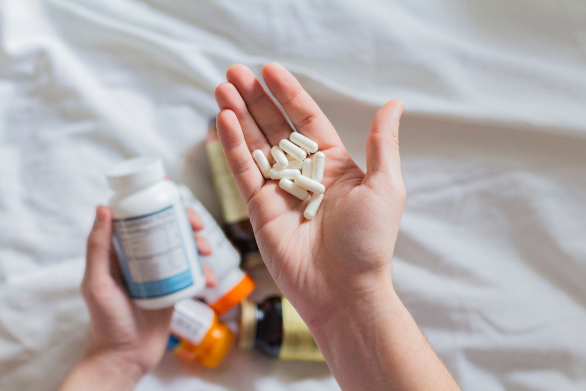 Astaxantina: a cosa serve, benefici e controindicazioni 1 una mano aperta che contiene delle compresse di integratori di astaxantina
