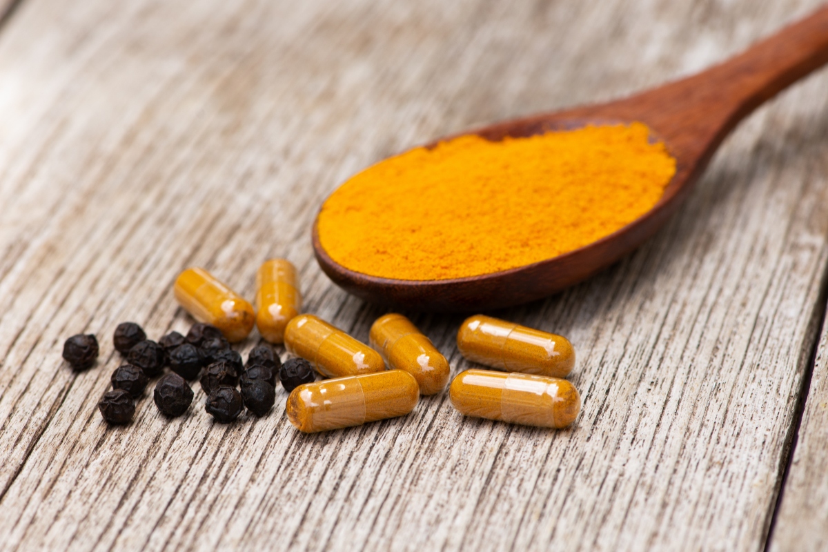 Curcuma e piperina: cosa sono, a cosa servono, benefici ed effetti per l'organismo 4 curcuma e piperina: i migliori integratori