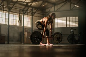 Deadlift o stacco da terra: che cos&rsquo;&egrave;, come si esegue, muscoli coinvolti, benefici, controindicazioni